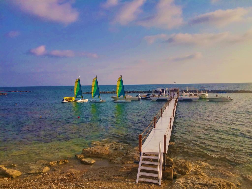 777 Beach Guesthouse Paphos Exterior photo